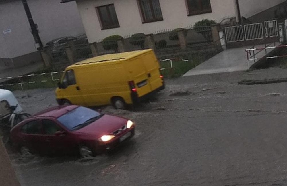 FOTO: Hlavná ulica v Bytčici je po daždi pod vodou, foto 6