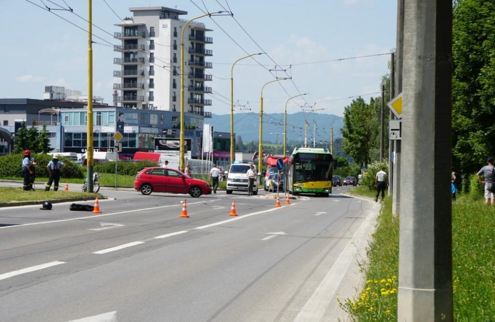 FOTO: Dopravná nehoda motocyklistu a osobného auta komplikuje dopravu na sídlisku Solinky, foto 1