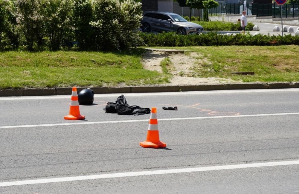 FOTO: Dopravná nehoda motocyklistu a osobného auta komplikuje dopravu na sídlisku Solinky, foto 3