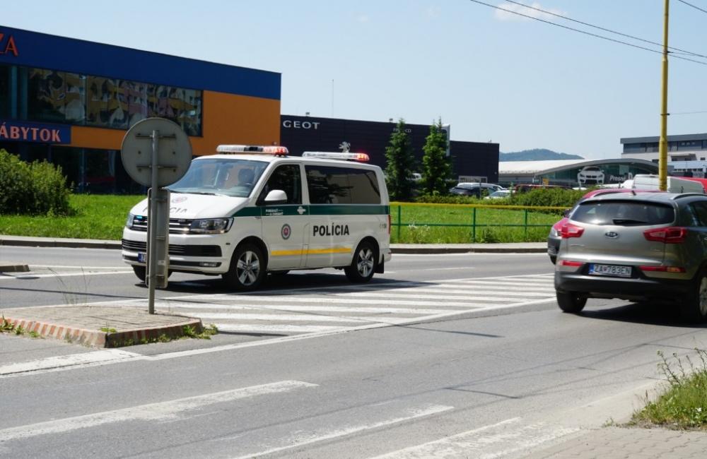 FOTO: Dopravná nehoda motocyklistu a osobného auta komplikuje dopravu na sídlisku Solinky, foto 5