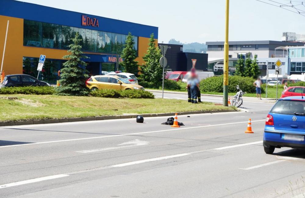 FOTO: Dopravná nehoda motocyklistu a osobného auta komplikuje dopravu na sídlisku Solinky, foto 6