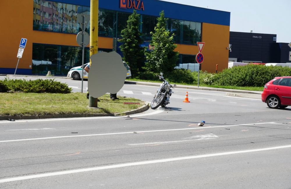 FOTO: Dopravná nehoda motocyklistu a osobného auta komplikuje dopravu na sídlisku Solinky, foto 7