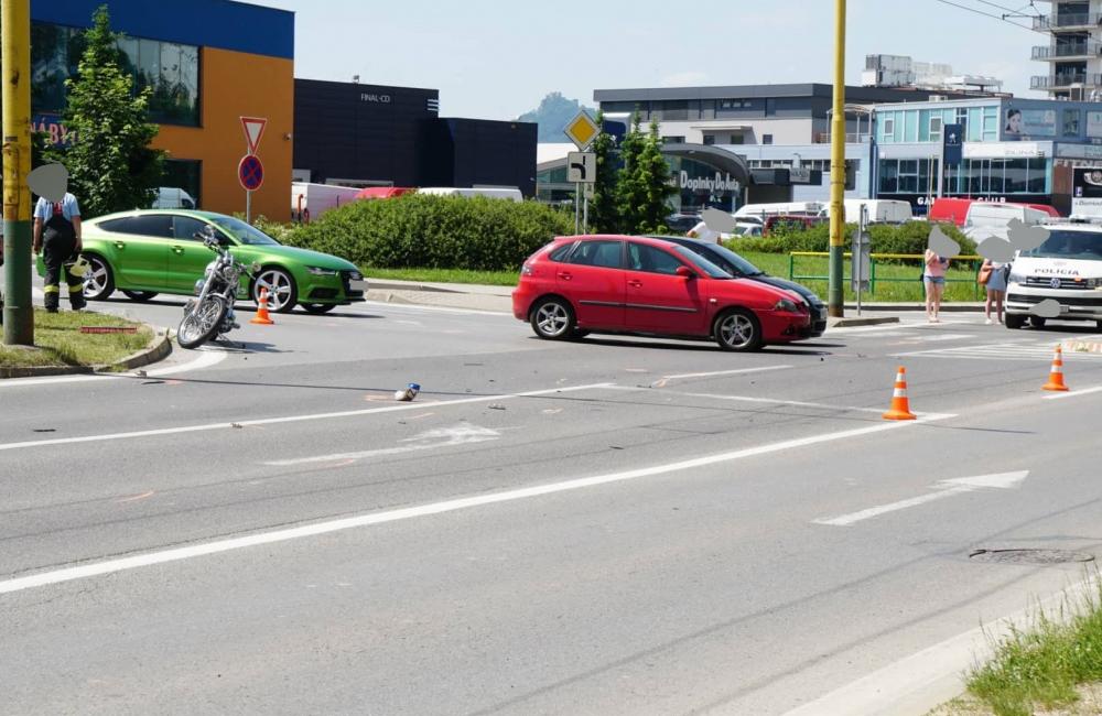 FOTO: Dopravná nehoda motocyklistu a osobného auta komplikuje dopravu na sídlisku Solinky, foto 8