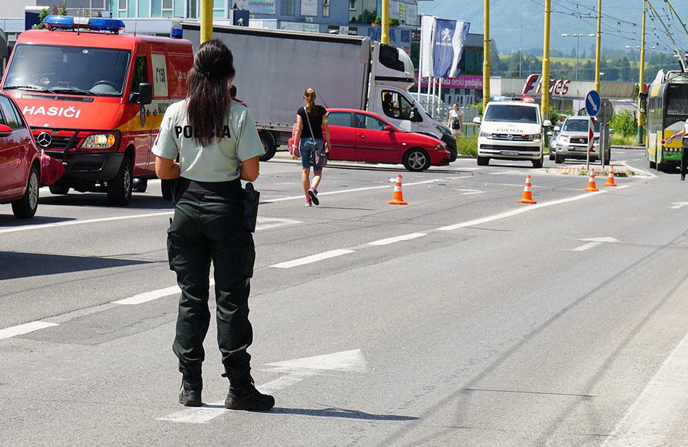 FOTO: Dopravná nehoda motocyklistu a osobného auta komplikuje dopravu na sídlisku Solinky, foto 9