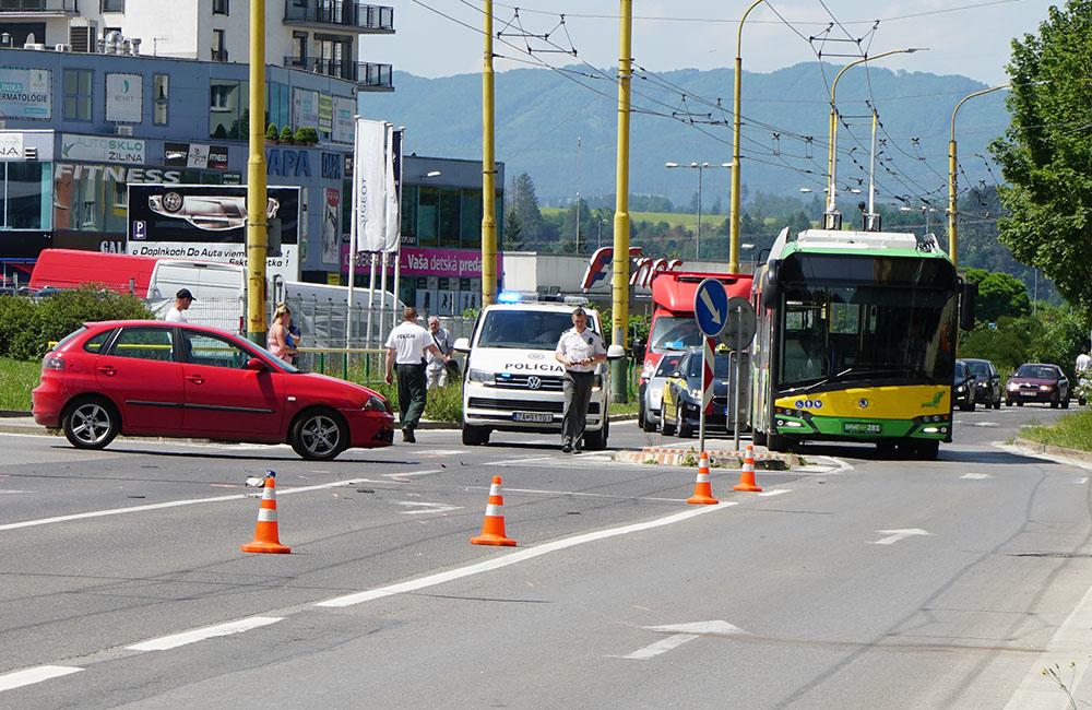 FOTO: Dopravná nehoda motocyklistu a osobného auta komplikuje dopravu na sídlisku Solinky, foto 10