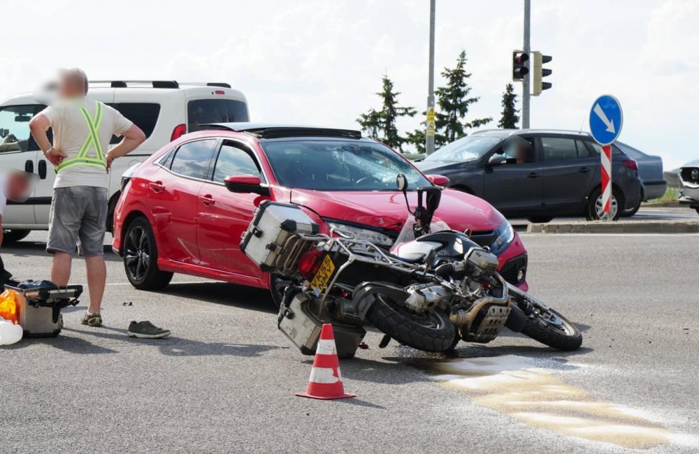 FOTO: Na Rajeckej ceste došlo k zrážke osobného auta s motocyklistom, tvoria sa kolóny, foto 2