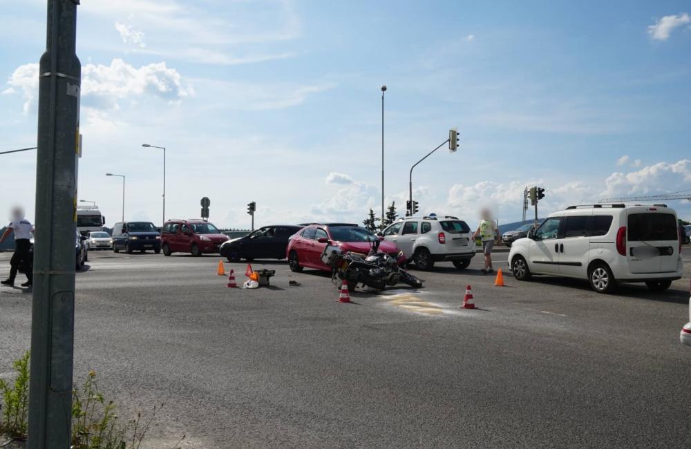 FOTO: Na Rajeckej ceste došlo k zrážke osobného auta s motocyklistom, tvoria sa kolóny, foto 3