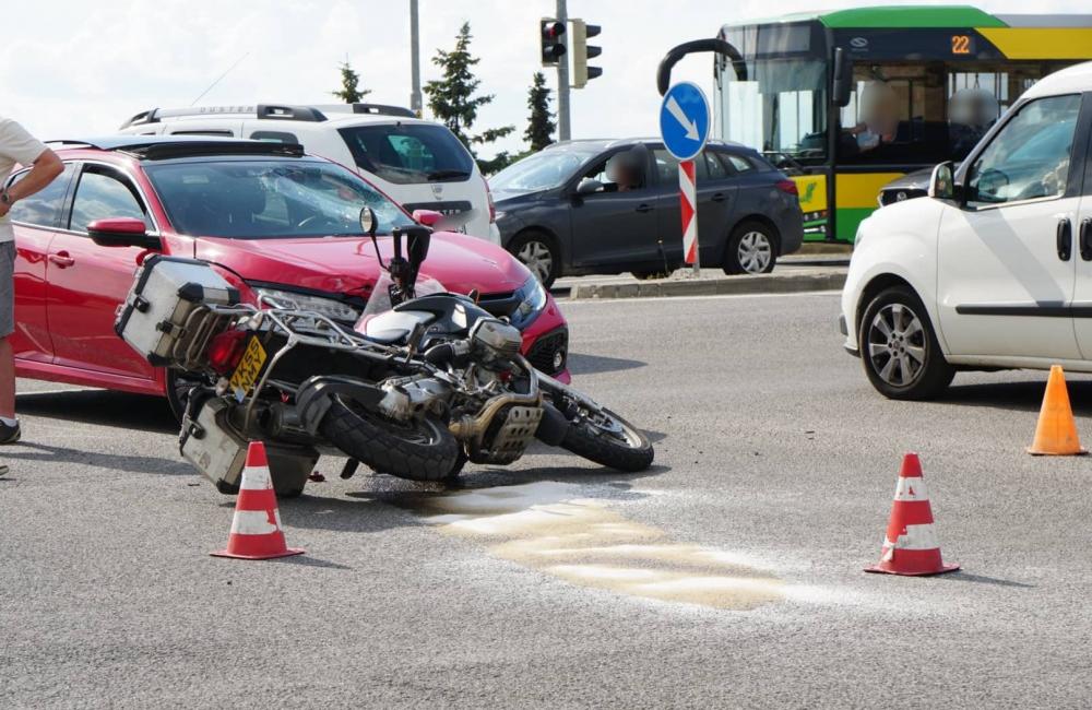 FOTO: Na Rajeckej ceste došlo k zrážke osobného auta s motocyklistom, tvoria sa kolóny, foto 4