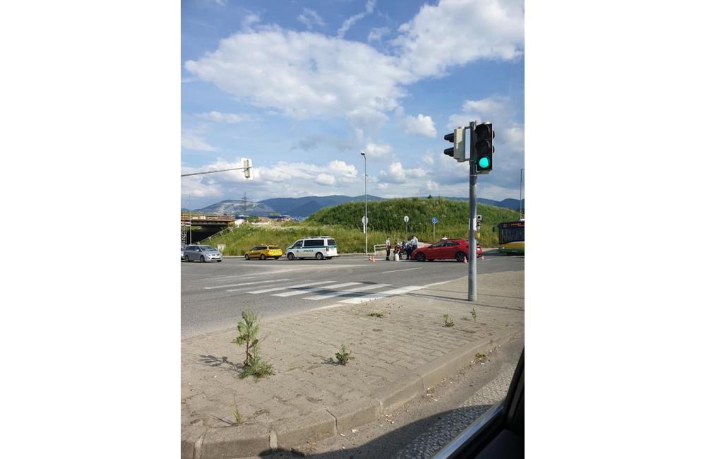 FOTO: Na Rajeckej ceste došlo k zrážke osobného auta s motocyklistom, tvoria sa kolóny, foto 6
