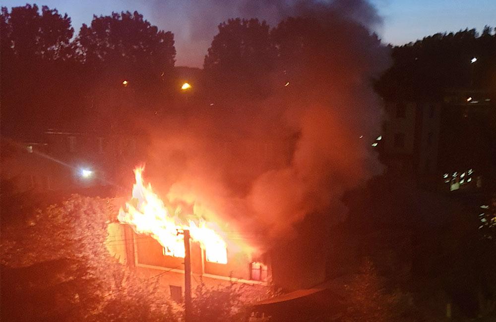 FOTO: Neďaleko centra mesta horel opustený rodinný dom, požiar likvidovali dve posádky hasičov, foto 1