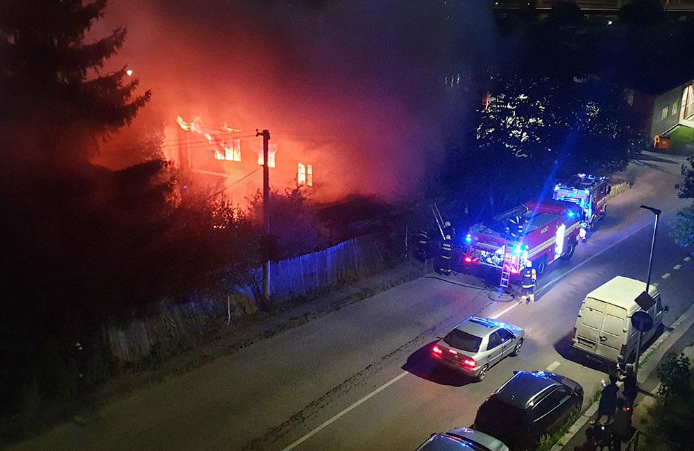 FOTO: Neďaleko centra mesta horel opustený rodinný dom, požiar likvidovali dve posádky hasičov, foto 2
