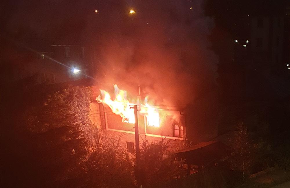 FOTO: Neďaleko centra mesta horel opustený rodinný dom, požiar likvidovali dve posádky hasičov, foto 4