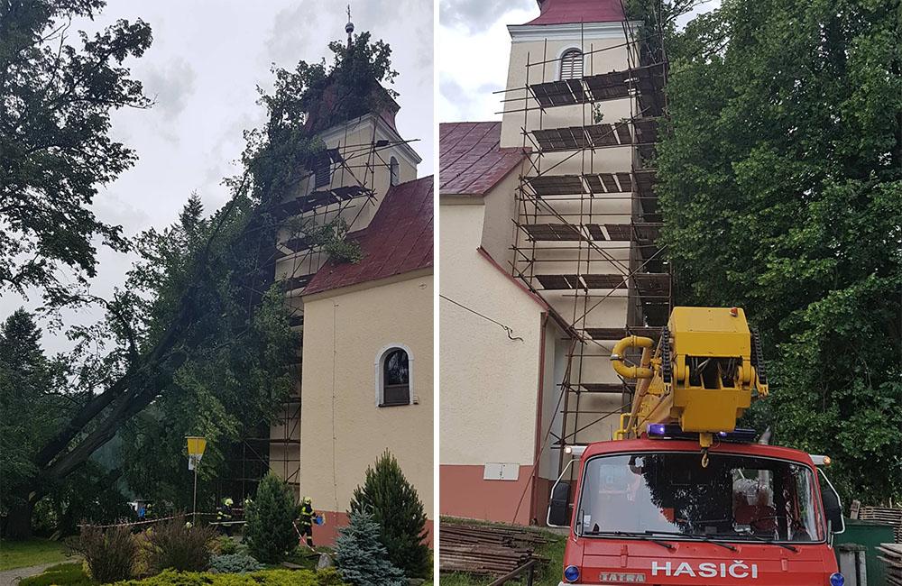 FOTO: V obci Vysoká nad Kysucou spadli počas búrky stromy na kostol, foto 1