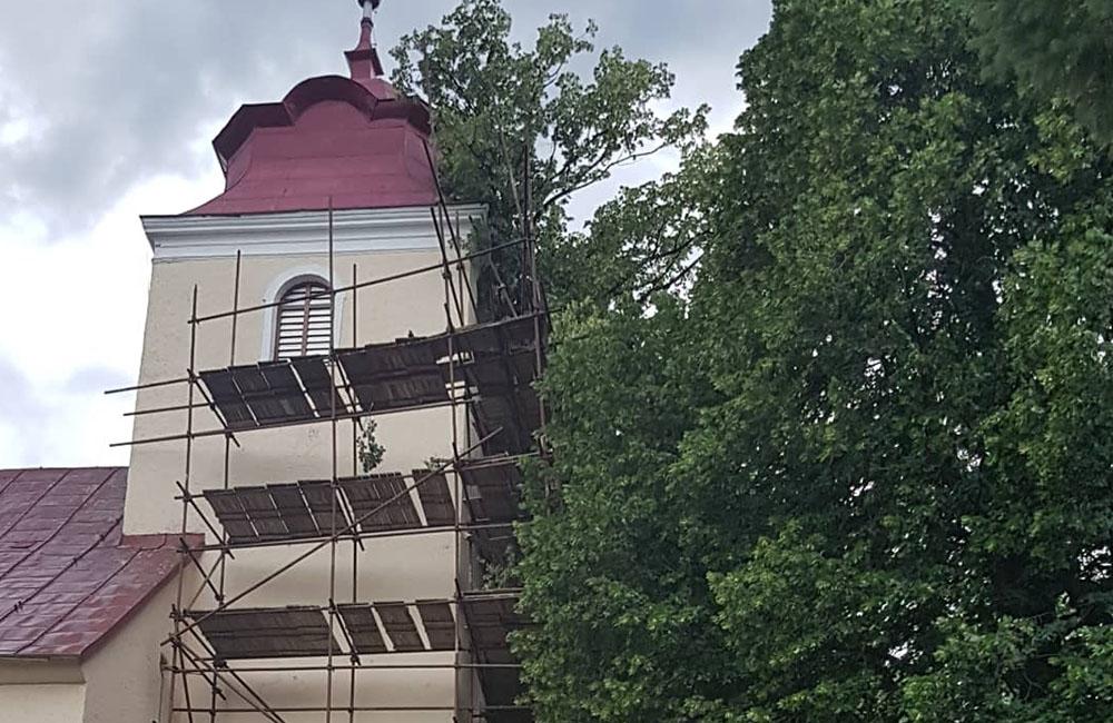 FOTO: V obci Vysoká nad Kysucou spadli počas búrky stromy na kostol, foto 2
