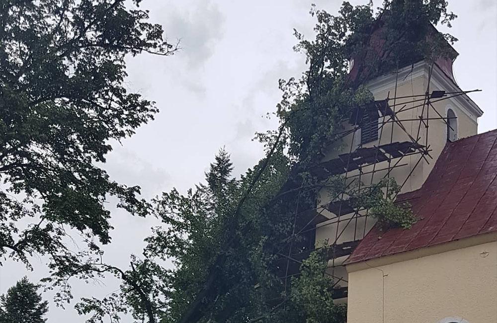 FOTO: V obci Vysoká nad Kysucou spadli počas búrky stromy na kostol, foto 4