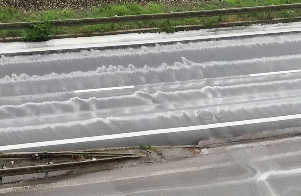 FOTO: Po daždi sa na cestách v Žiline objavila biela farba, foto 1