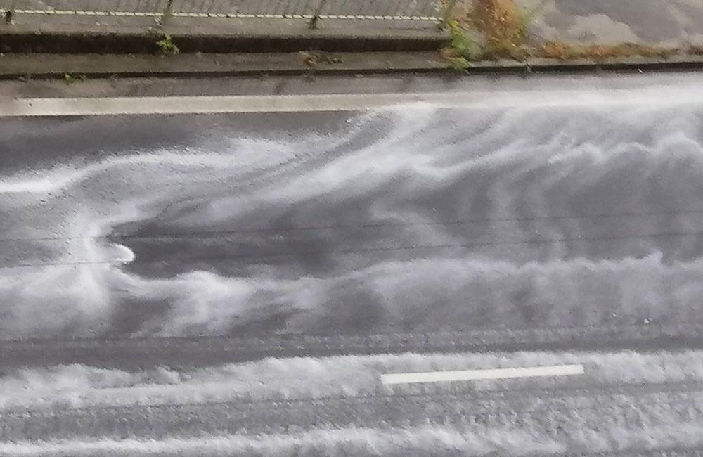 FOTO: Po daždi sa na cestách v Žiline objavila biela farba, foto 2