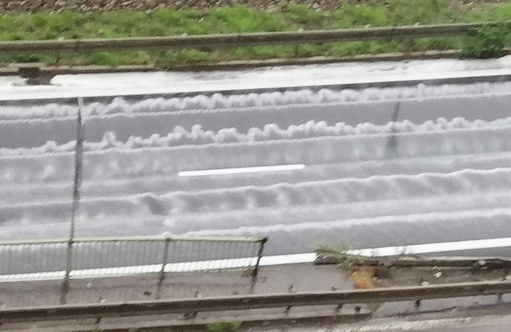 FOTO: Po daždi sa na cestách v Žiline objavila biela farba, foto 4