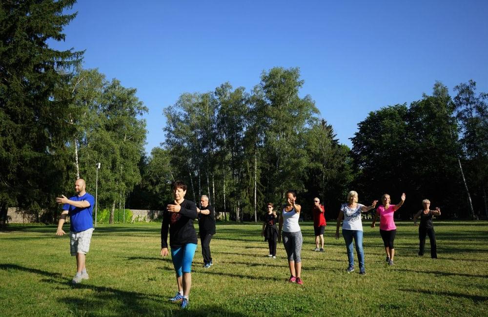 FOTO: Každý utorok a štvrtok sa v Parku Ľudovíta Štúra cvičí ranná joga, foto 2