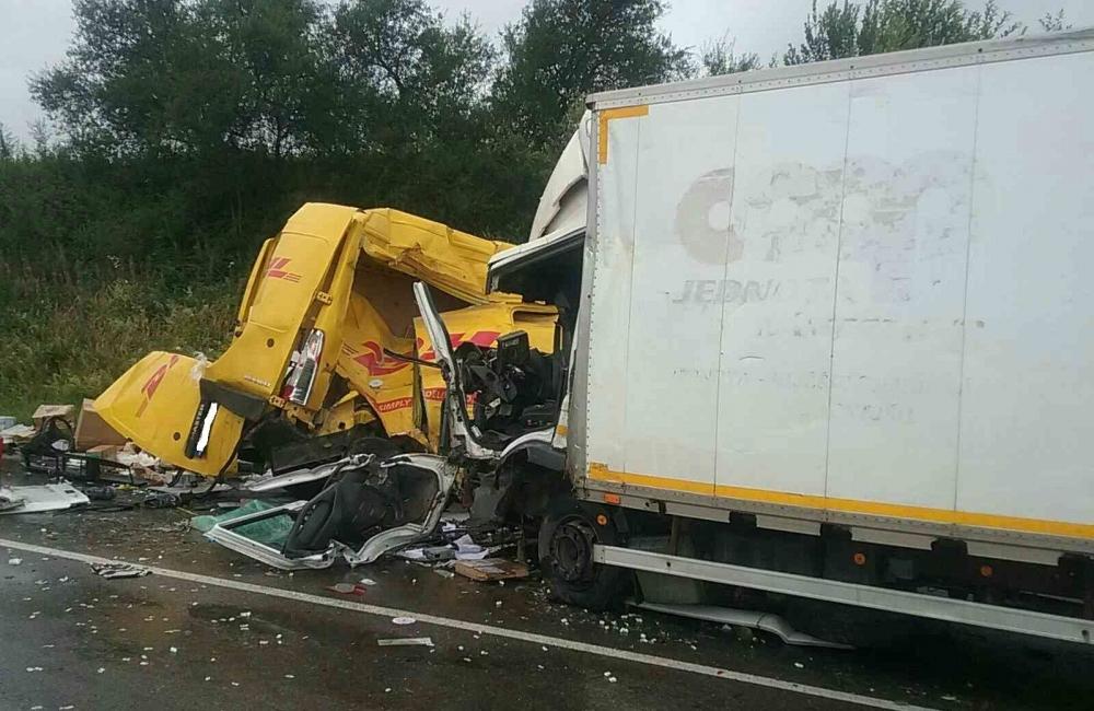 AKTUÁLNE: Pri Námestove došlo k vážnej nehode dodávky a nákladného auta, foto 3