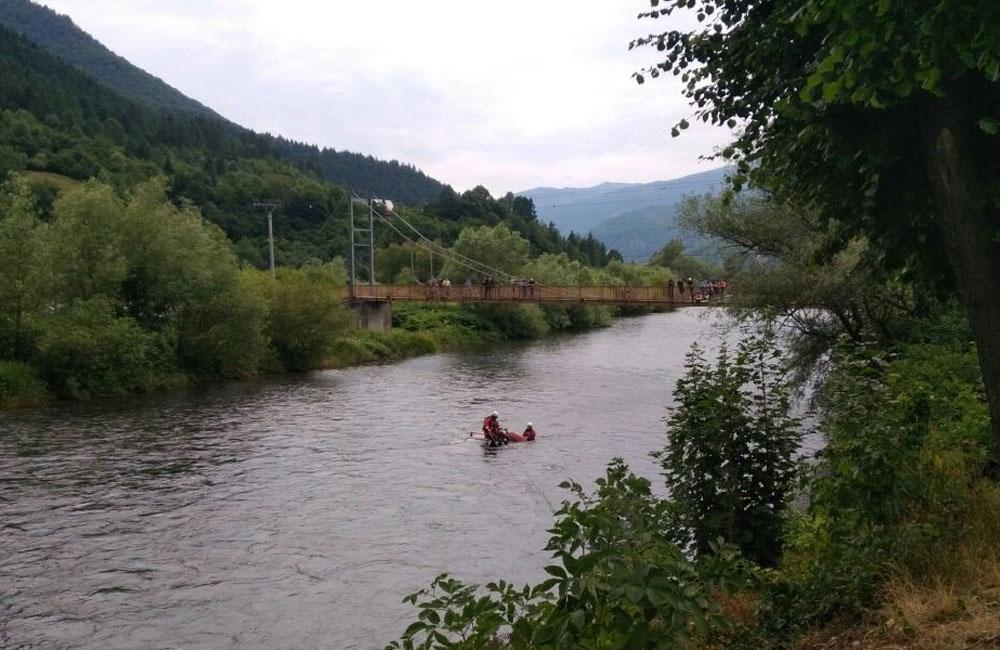FOTO: Vodič zabudol zaistiť svoje auto proti pohybu, to skončilo v rieke Váh, foto 2