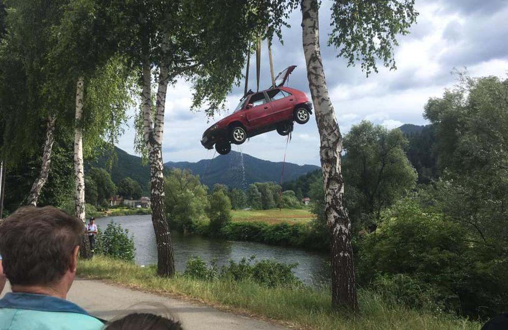 FOTO: Vodič zabudol zaistiť svoje auto proti pohybu, to skončilo v rieke Váh, foto 4