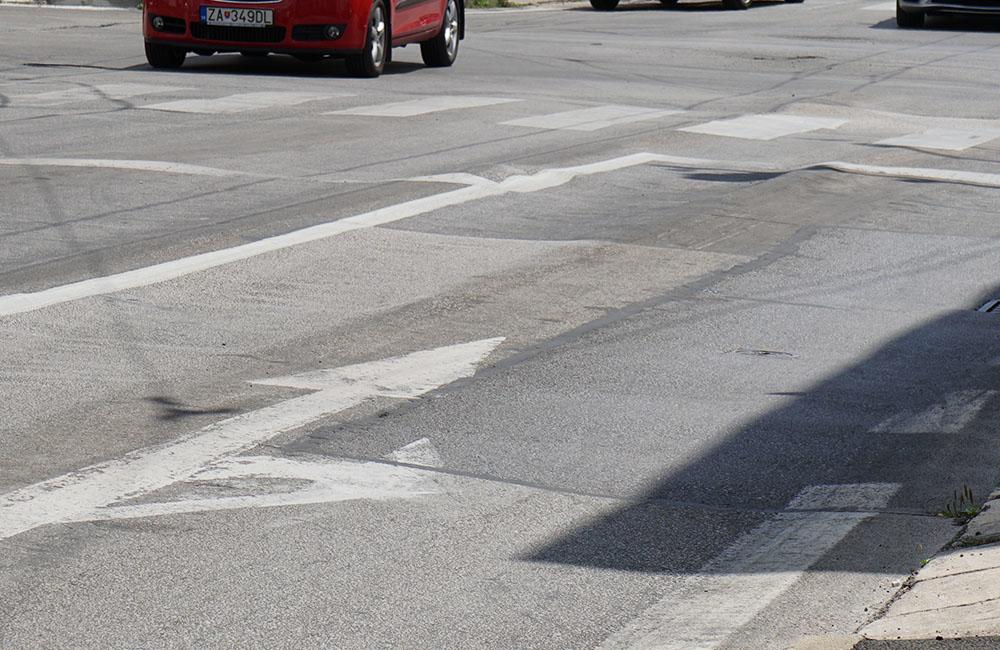 FOTO: Vodiči upozorňujú na poškodenú cestu s vyjazdenými koľajami aj na Komenského ulici, foto 3