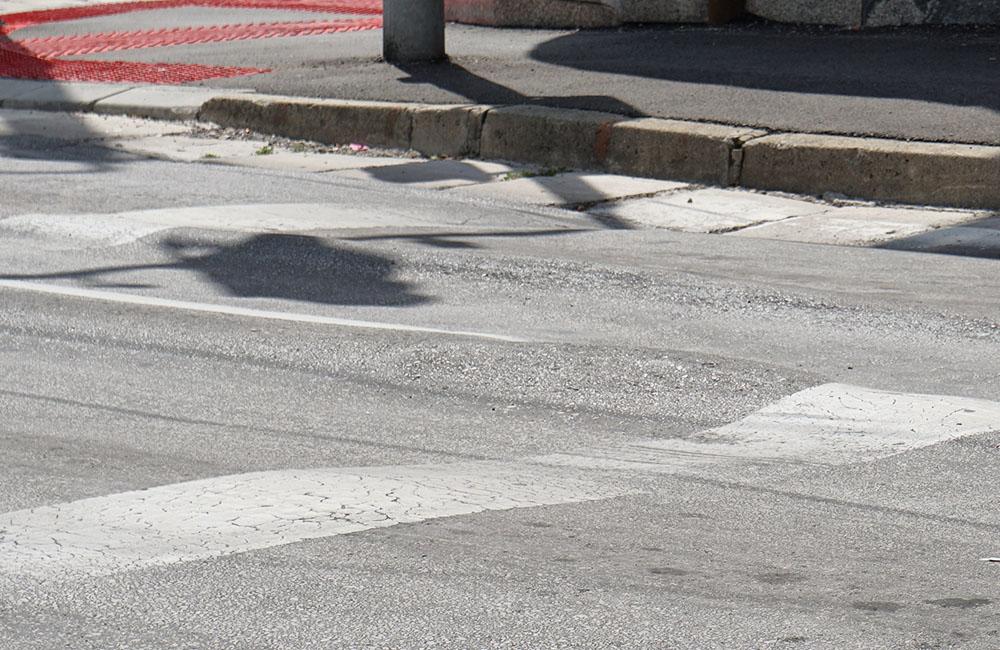 FOTO: Vodiči upozorňujú na poškodenú cestu s vyjazdenými koľajami aj na Komenského ulici, foto 6