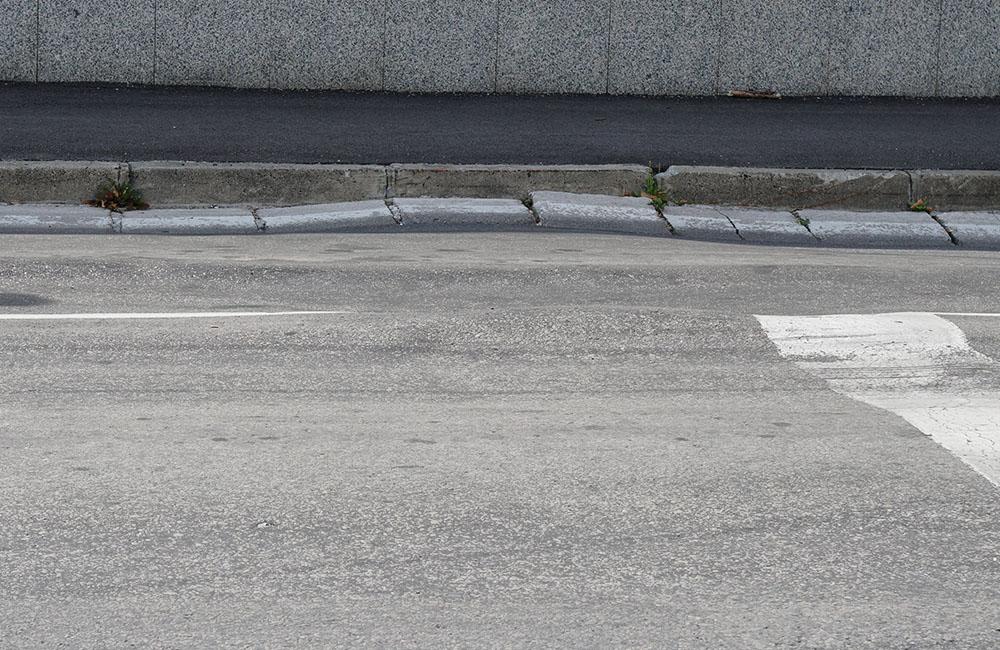 FOTO: Vodiči upozorňujú na poškodenú cestu s vyjazdenými koľajami aj na Komenského ulici, foto 7