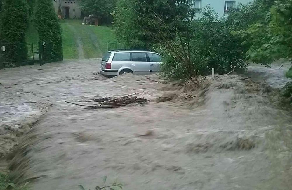 FOTO: Hasiči zasahujú po lokálnych búrkach na viac ako 20 miestach v Žilinskom kraji, foto 3