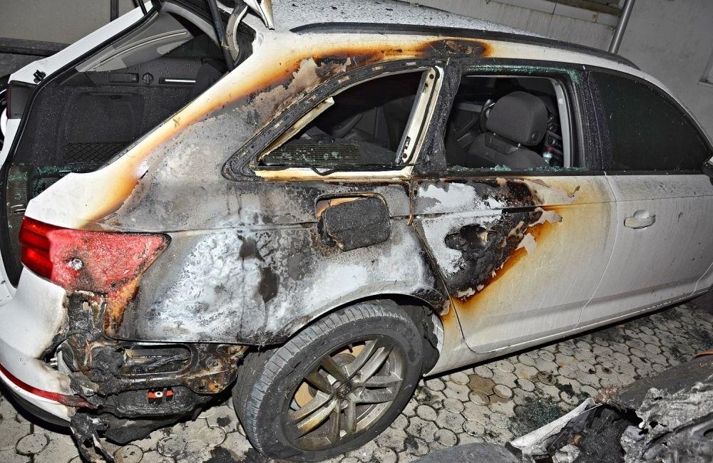 FOTO: Nočný požiar v Žiline poškodil dve luxusné autá, prípad vyšetrujú žilinskí kriminalisti, foto 6