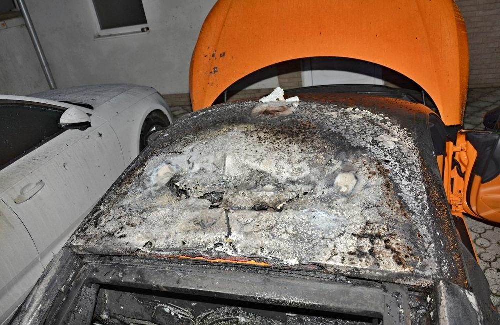 FOTO: Nočný požiar v Žiline poškodil dve luxusné autá, prípad vyšetrujú žilinskí kriminalisti, foto 5