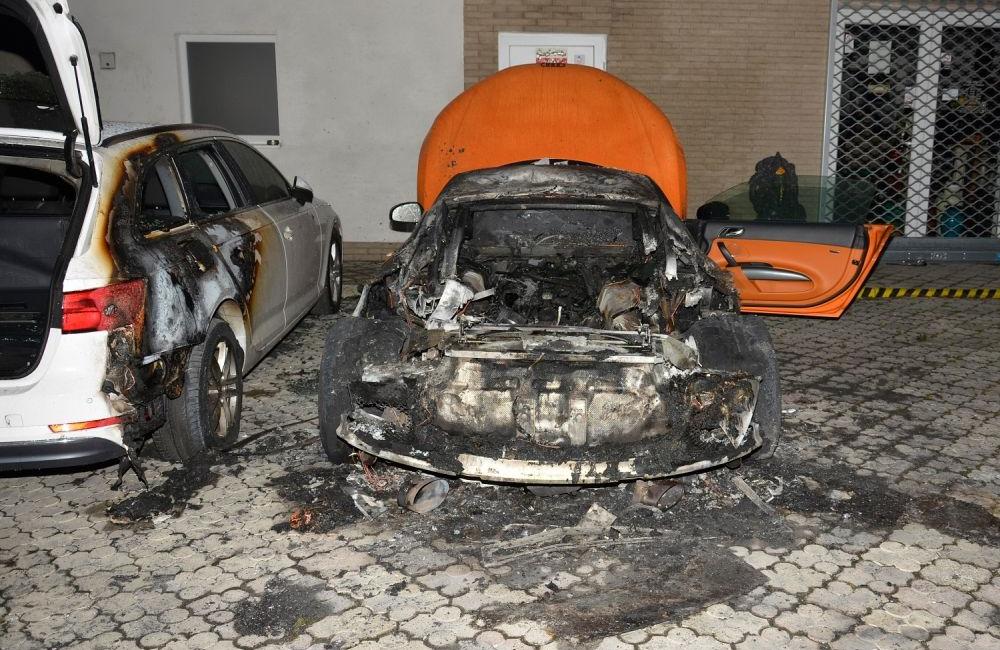 FOTO: Nočný požiar v Žiline poškodil dve luxusné autá, prípad vyšetrujú žilinskí kriminalisti, foto 2