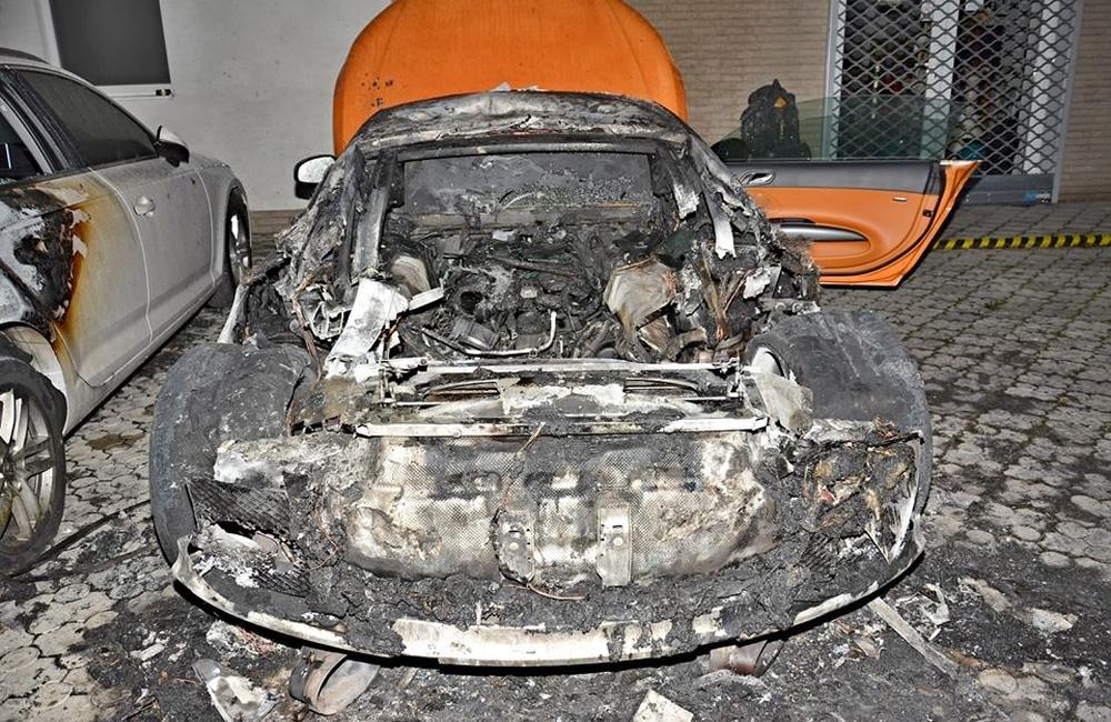 FOTO: Nočný požiar v Žiline poškodil dve luxusné autá, prípad vyšetrujú žilinskí kriminalisti, foto 4