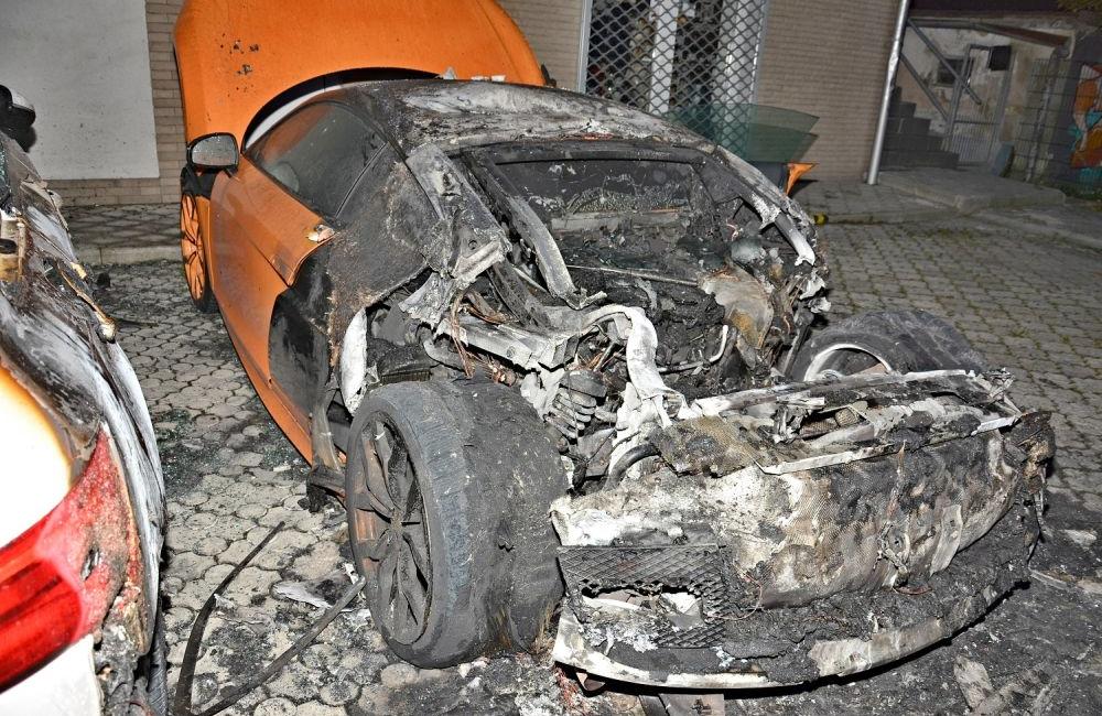 FOTO: Nočný požiar v Žiline poškodil dve luxusné autá, prípad vyšetrujú žilinskí kriminalisti, foto 3
