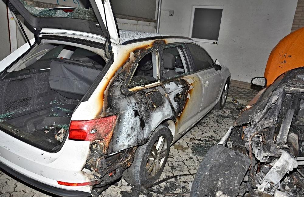 FOTO: Nočný požiar v Žiline poškodil dve luxusné autá, prípad vyšetrujú žilinskí kriminalisti, foto 7