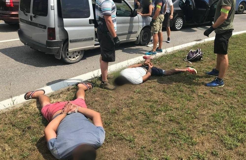 Policajná akcia zameraná na drogy na ulici Kysucká v Žiline 31.7.2019, foto 2