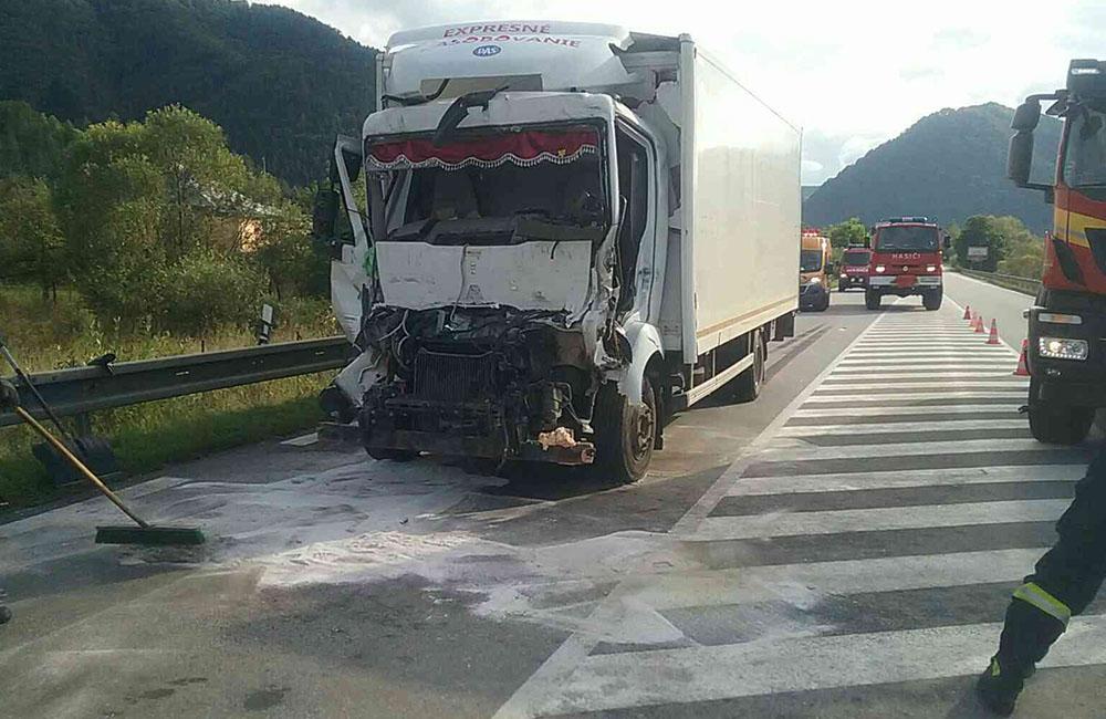 Dopravná nehoda kamióna a nákladného auta pri Oškerde 13.8.2019, foto 2
