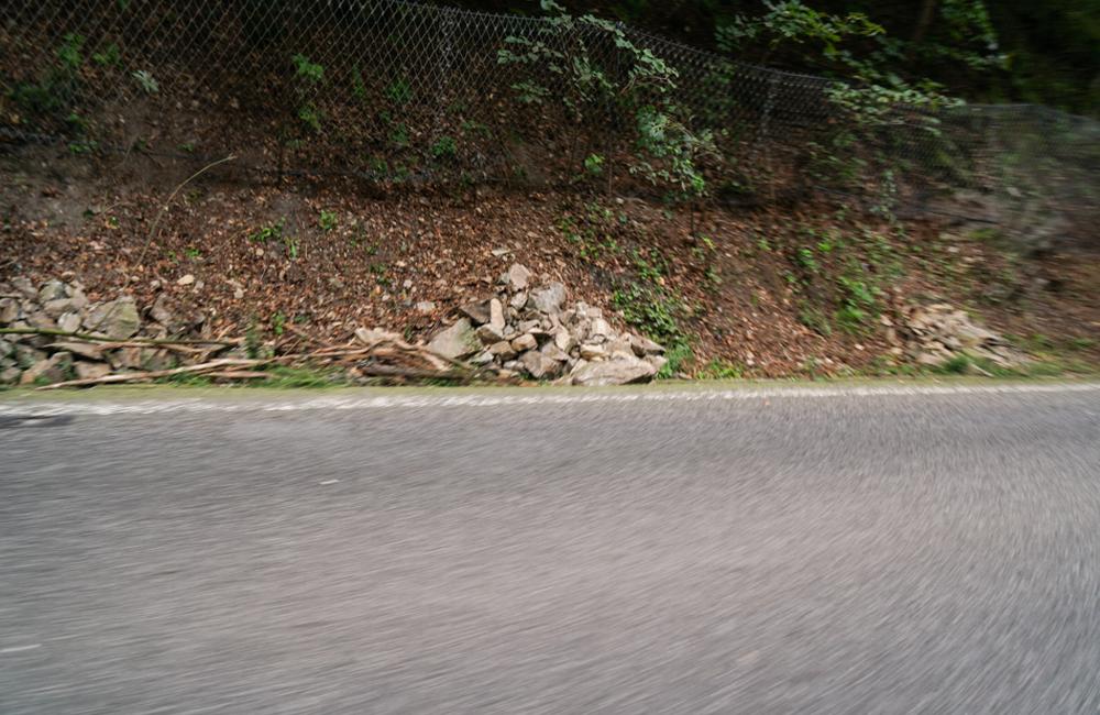 FOTO: Čistenie záchytných sietí od skál na ceste pod Strečnom, foto 2