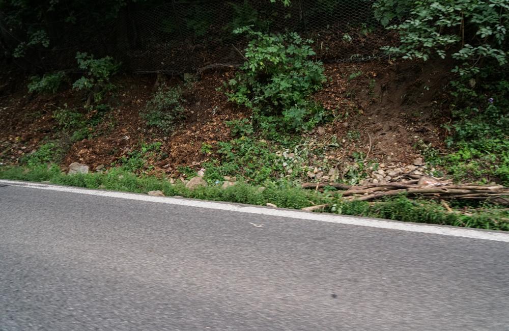 FOTO: Čistenie záchytných sietí od skál na ceste pod Strečnom, foto 3