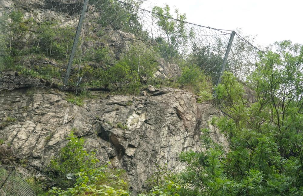 FOTO: Čistenie záchytných sietí od skál na ceste pod Strečnom, foto 11