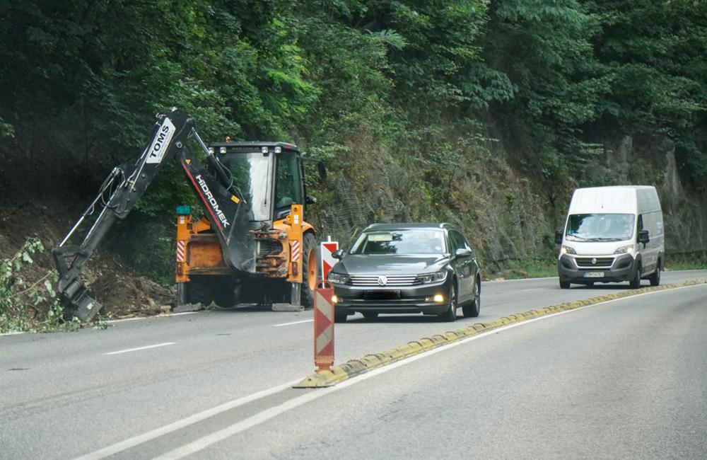 FOTO: Čistenie záchytných sietí od skál na ceste pod Strečnom, foto 4