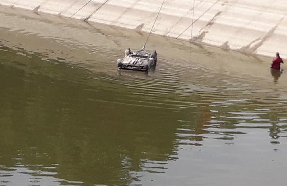 AKTUÁLNE: Z vypusteného Hričovského kanála vytiahli osobné auto, v ktorom malo byť neznáme telo, foto 4