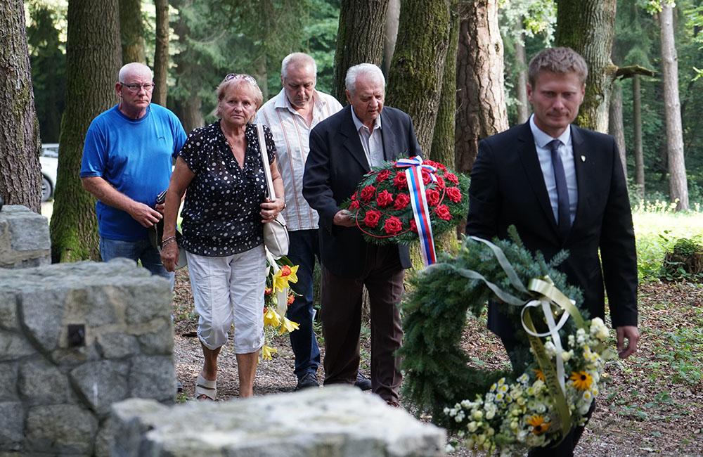 FOTO: V Lesoparku Chrasť si v utorok uctili obete druhej svetovej vojny, foto 4