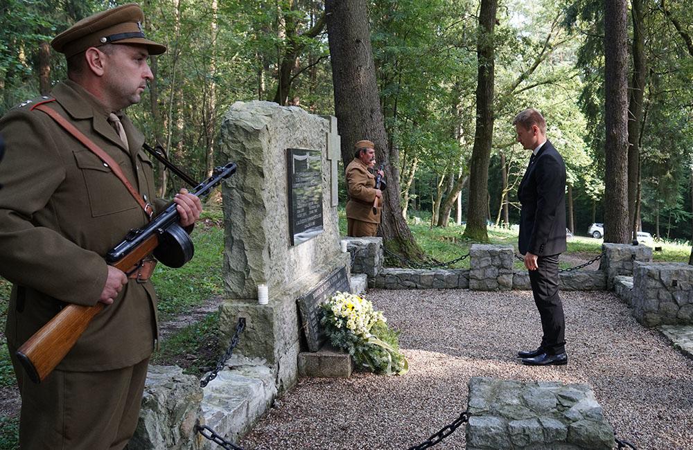 FOTO: V Lesoparku Chrasť si v utorok uctili obete druhej svetovej vojny, foto 5