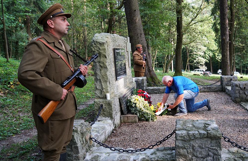 FOTO: V Lesoparku Chrasť si v utorok uctili obete druhej svetovej vojny, foto 7