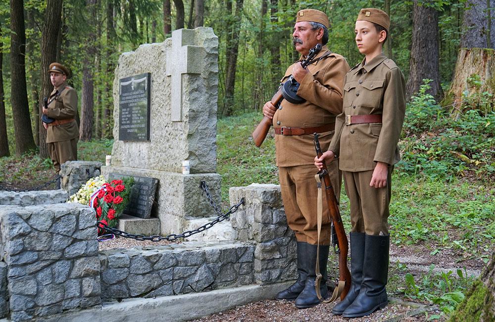 FOTO: V Lesoparku Chrasť si v utorok uctili obete druhej svetovej vojny, foto 1