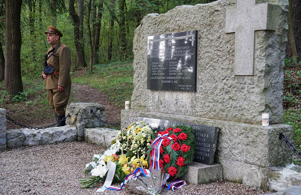 FOTO: V Lesoparku Chrasť si v utorok uctili obete druhej svetovej vojny, foto 9
