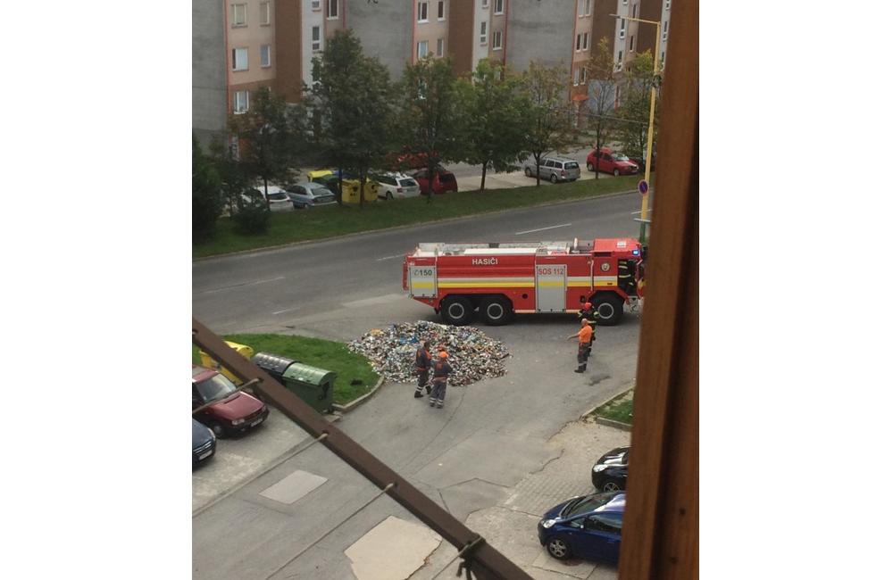 FOTO: Na ulici Mateja Bela na Hájiku došlo k zadymeniu pri zbere odpadu, foto 1
