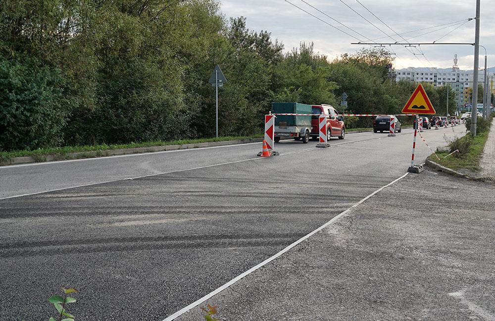 FOTO: Na rozkopanej ceste medzi Solinkami a Vlčincami dnes položili nový asfaltový koberec, foto 1